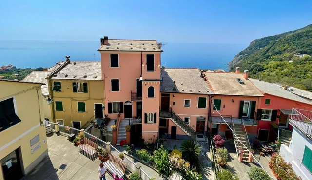 Large apartment with terrace overlooking the sea locality Setta
