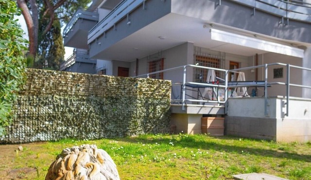 Large apartment with garden near the center and the beach. Pet ok
