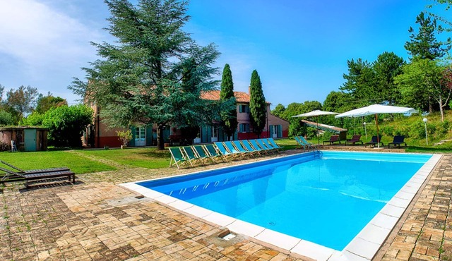 Large country house with private swimming pool and tennis court, 12 hectares