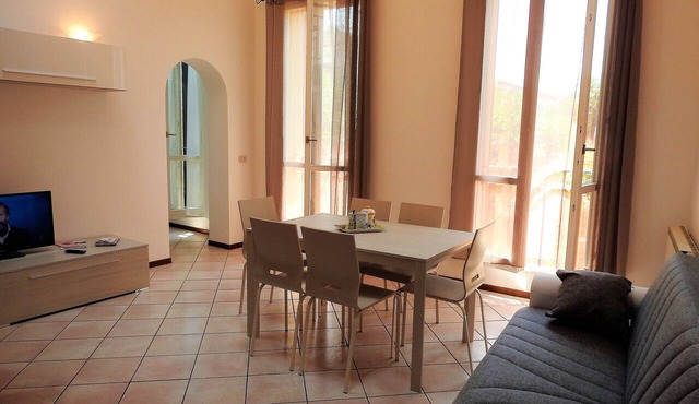 Large duplex apartment sleeps 5, private parking space, in the center