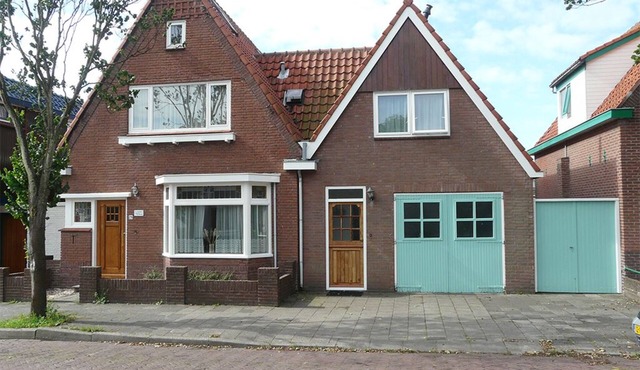 Large holiday home with large garden (6 bedrooms - 12 people) near the beach.