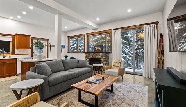 Large One Bedroom Suite - Private Hot Tub!