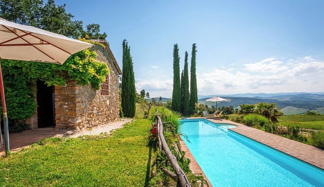 Large Tuscan farmhouse with huge swimming pool