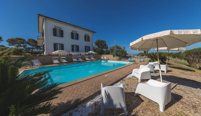 Large villa with pool,tennis court,wonderful view., A/C, Village walk distance