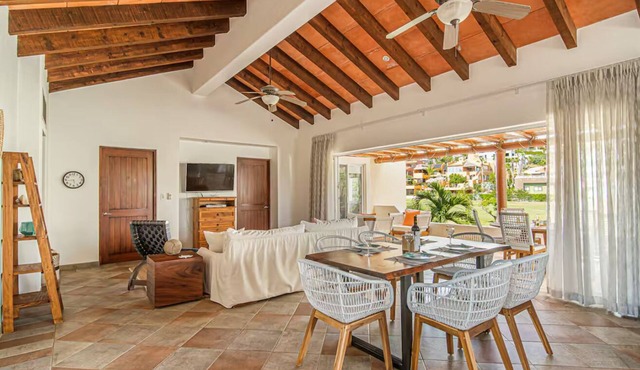 Las Quintas 6B - 2BR Chic Condo on Golf Course/SDC Hotel Zone, Beach & Dining.