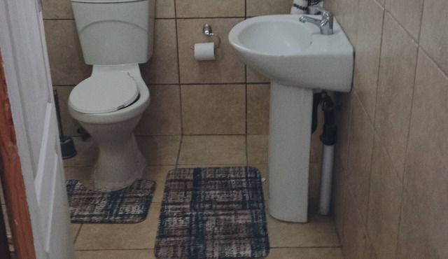 Legaeng Cottage - peaceful private family size unit with swimming pool and WIFI