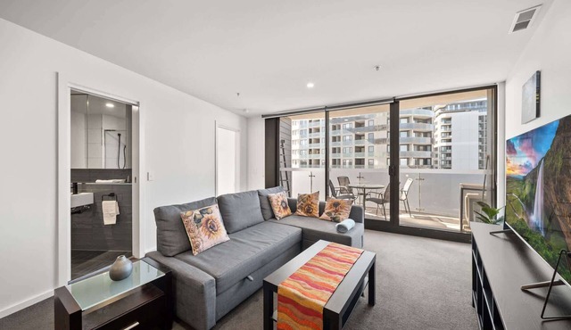 Light-Filled 1-Bed Apartment with Pool & Gym