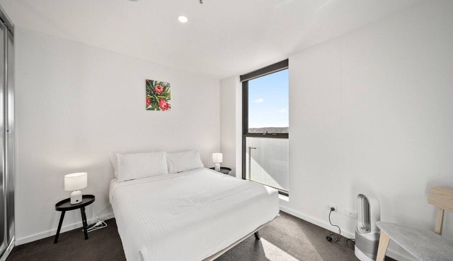 Light-Filled 1-Bed Apartment with Pool & Gym