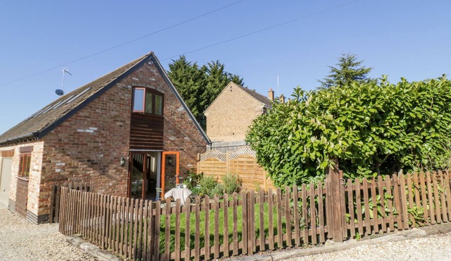 LITTLE BARN, pet friendly, with a garden in Stratford-Upon-Avon