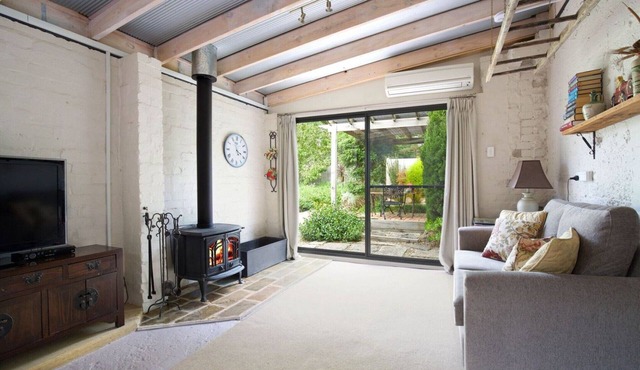Little Haven Leura Cottage with Spa Bath and BBQ