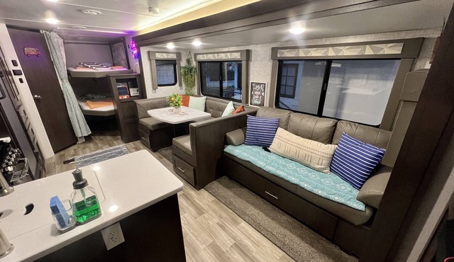 Little home on wheels! RV with free parking on premises