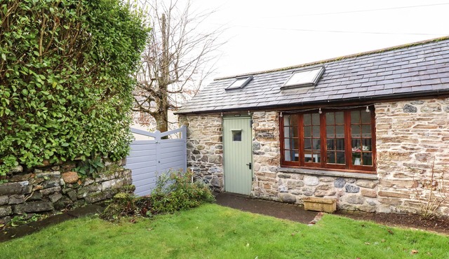 LITTLE ORCHARD BARN, pet friendly, with a garden in St. Austell