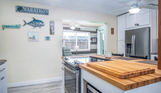 Little Venice Family Affair 2 bedroom 1 bath One Block from the Ocean