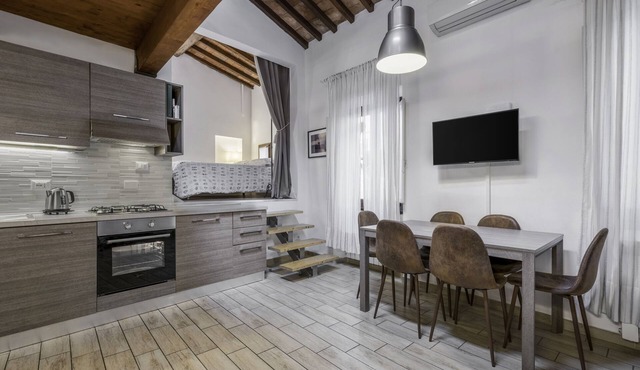 Loft Conversion, aircon, walk to historic centre, sleeps 4+2, parking, free Wifi