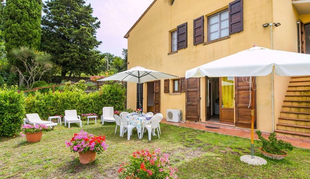 Lovely apartment for 17 people with A/C, pool, WIFI, TV, patio, pets allowed and panoramic view