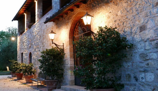 Lovely apartment in villa with pool, WIFI, A/C, TV, patio and panoramic view, close to San Gimig.