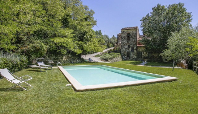 Lovely apartment in villa for 3 guests with WIFI, pool, TV, patio and pets allowed