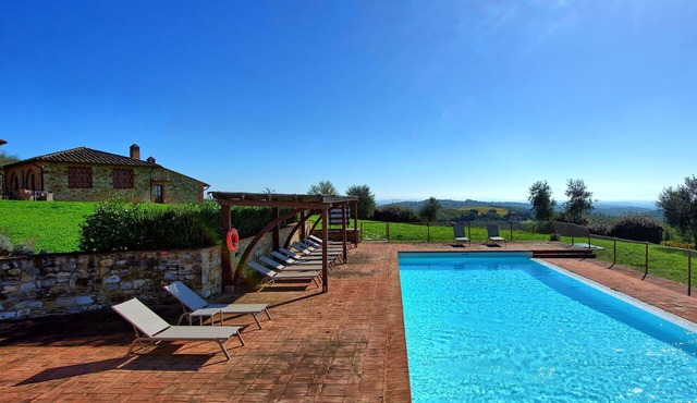 Lovely apartment for 2 people with pool, A/C, TV and panoramic view, close to Siena