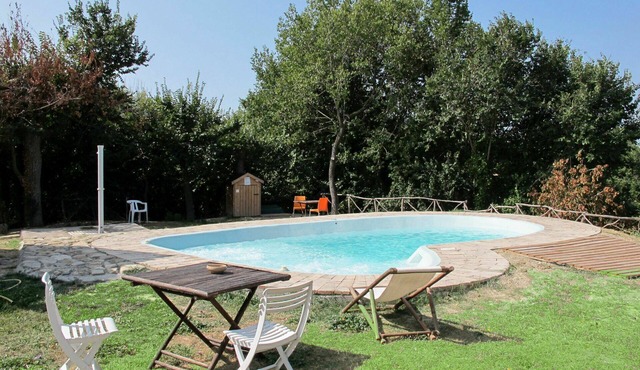 Lovely apartment for 4 people with WIFI, pool, A/C, TV, patio and pets allowed