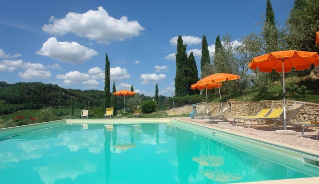 Lovely apartment in villa with WIFI, pool, TV, patio and panoramic view, close to San Gimignano