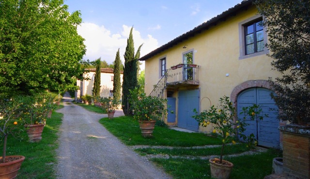 Lovely apartment in villa with pool, WIFI, TV, patio and panoramic view, close to San Gimignano