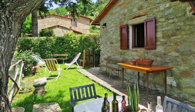 Lovely apartment in villa for 5 guests with WIFI, pool, TV, patio, pets allowed and panoramic view