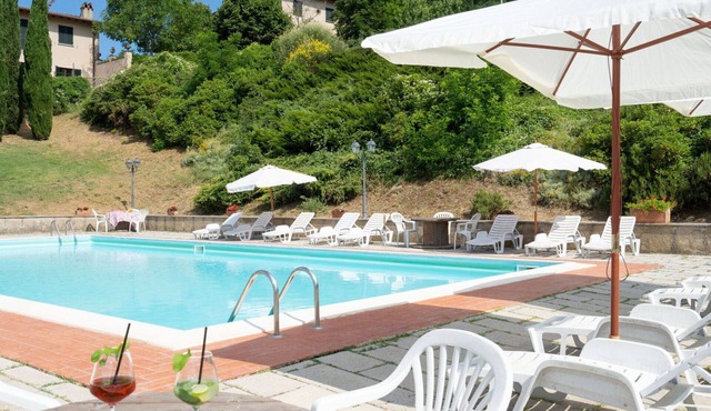 Lovely apartment in villa for 4 guests with WIFI, pool, TV, patio, pets allowed and panoramic view