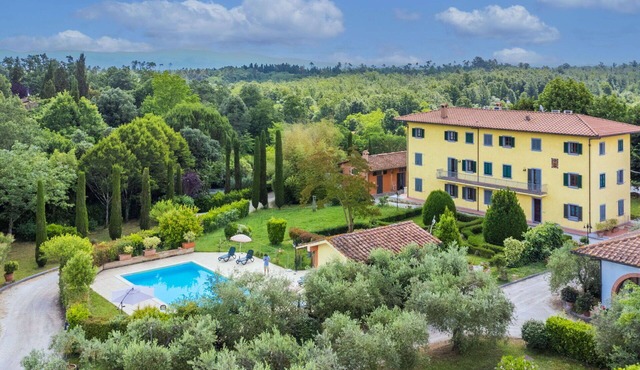 Lovely apartment in villa with hot tub, A/C, WIFI, private pool, TV and pets allowed