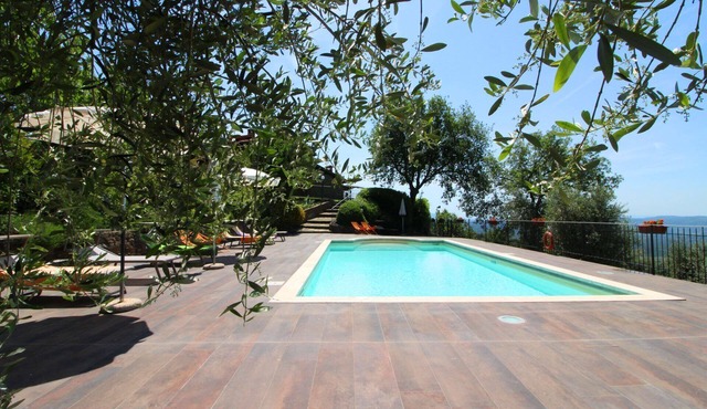 Lovely apartment for 7 guests with WIFI, pool, TV, pets allowed and parking