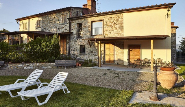 Lovely apartment with WIFI, pool, TV, pets allowed and panoramic view, close to Arezzo