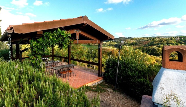 Lovely apartment with A/C, WIFI, pool, TV, terrace and panoramic view, close to San Gimignano