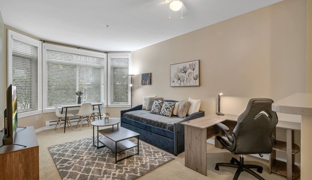 Lovely Belltown Suite w/Free Parking, Pike Place!