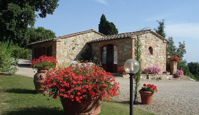 Lovely cottage with outdoor patio and small terrace. Panoramic pool and bbq.