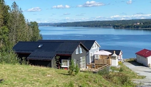 Lovely home by Glomma river!