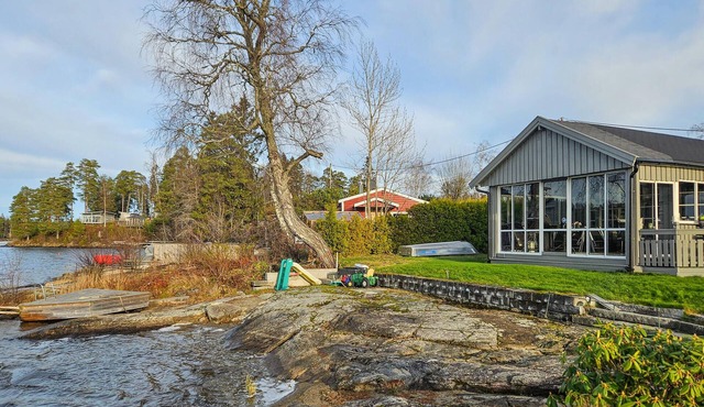 Lovely home in Spydeberg with house sea view
