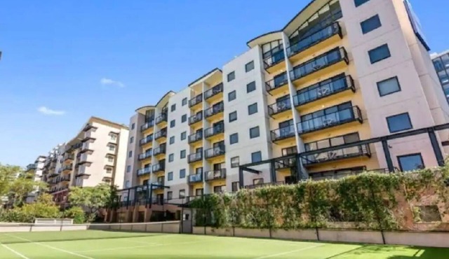 Lovely one bedroom city apartment with pool, free parking, gym, walk to the city