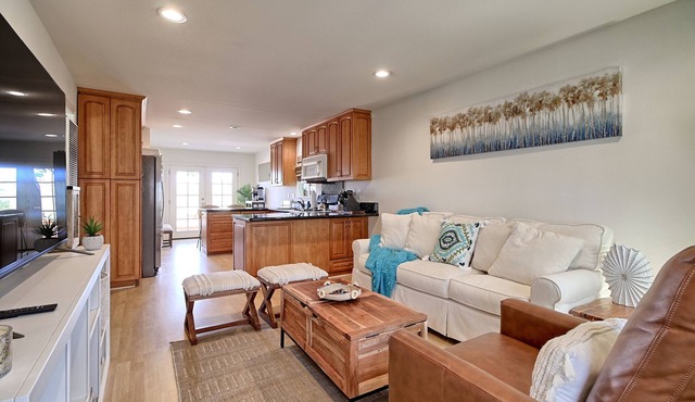 Lovely vacation home - 10-min walk to the beach!