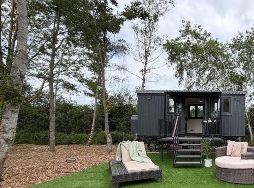 Lux Hut Nestled between The Cotswolds & Stratford
