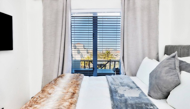 Luxury 1-Bedroom in West Beach Near Blouberg Beach, WiFi & Balcony