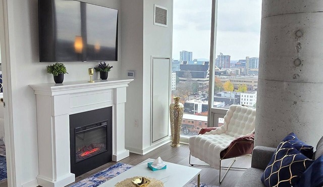 Luxe 1-Bed Corner Suite in Music Row Nashville - Coworking, Gym, Skyline Views