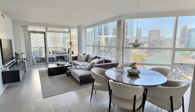 Luxe 2BR/2BA | City+Mountain Views | Central Vancouver l Free Parking