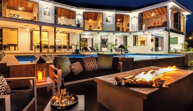 Luxe Grand Villa Modern Spacious 6-bedroom with private Beach. Staff Included.