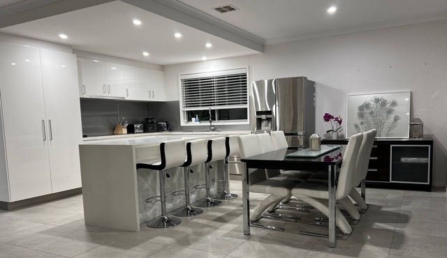 Luxe Gungahlin 5 Bedroom Home Views Wifi Netflix Wine