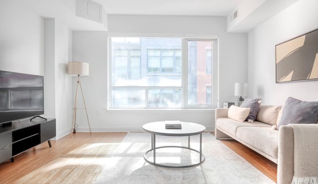 Luxe Mount Vernon Studio w/Pool, W/D & Gym, near Metro, by Blueground
