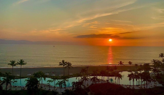 Luxurious and upgraded condominium with unparalleled ocean views!