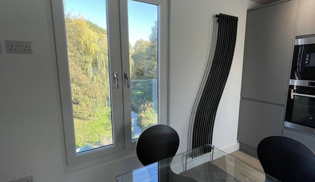 Luxurious 1 bed top floor apartment with parking