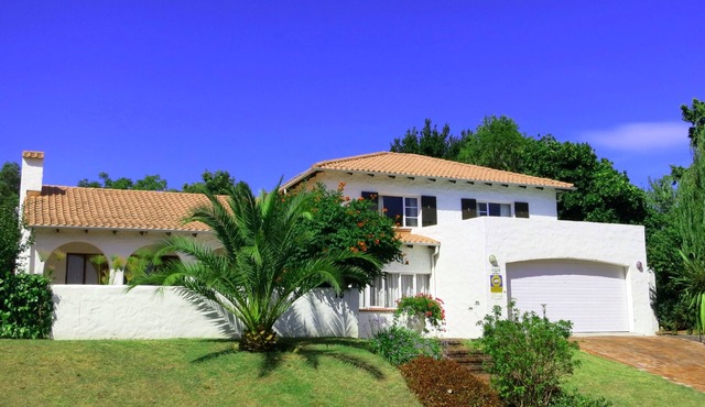 Luxurious holiday home, solar heated pool, near Cape Town