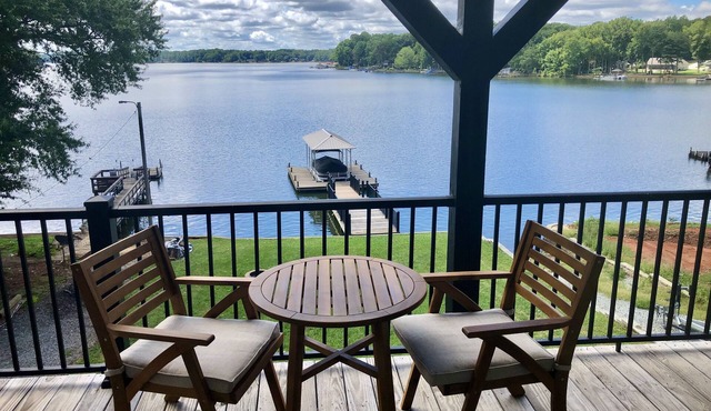 Luxurious Lakehouse retreat with 5 BR, 3.5 Bath, fire pit, dock and boat ramp