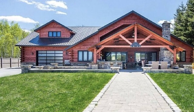Luxurious Waterfront Log Home Vacation. Fishing/Beach. Disconnect to Reconnect!