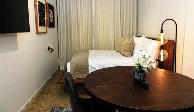 Luxury 1-bed apartment in amazing Rosebank, Johannesburg with fitness room, WiFi
